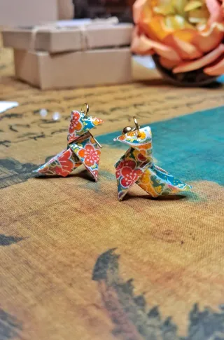 Pendientes de origami de pajarita