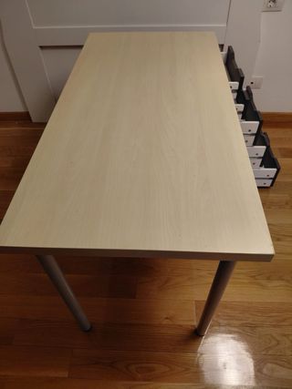 Escritorio de madera con cajonera