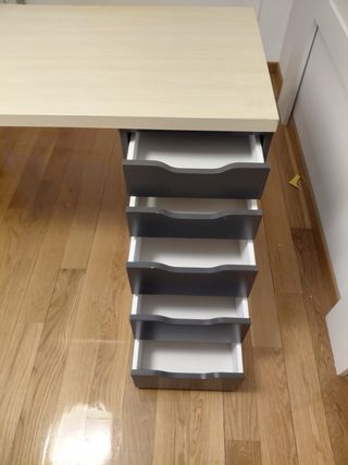 Escritorio de madera con cajonera