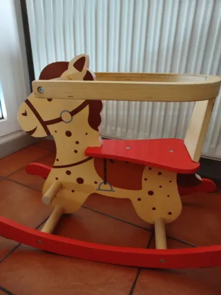 Caballito balancín de madera para bebé