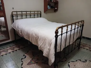 Cama antigua de hierro forjado
