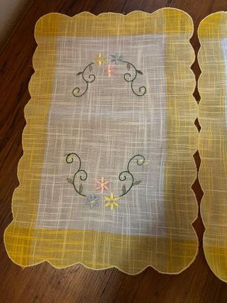 Coppia centrini cotone ricamati fiori