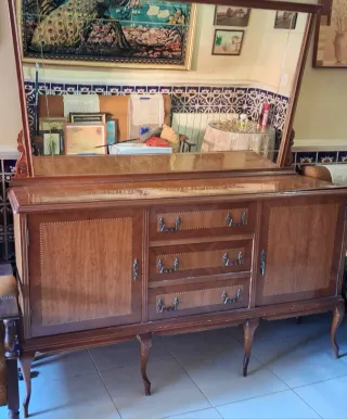 Aparador antiguo con espejo
