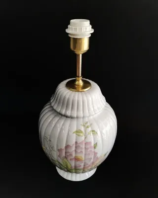 Preciosa lámpara de porcelana con motivos florales