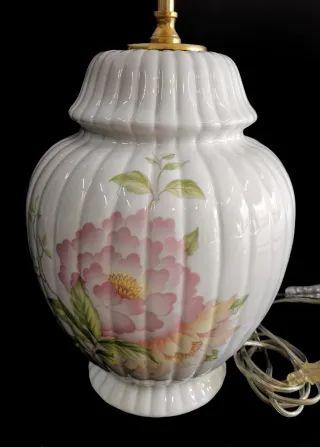 Preciosa lámpara de porcelana con motivos florales