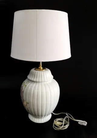 Preciosa lámpara de porcelana con motivos florales