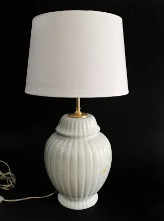 Preciosa lámpara de porcelana con motivos florales