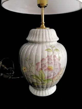 Preciosa lámpara de porcelana con motivos florales