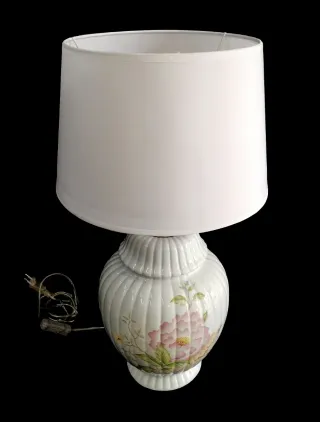 Preciosa lámpara de porcelana con motivos florales