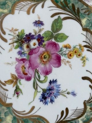 Plato de porcelana con flores