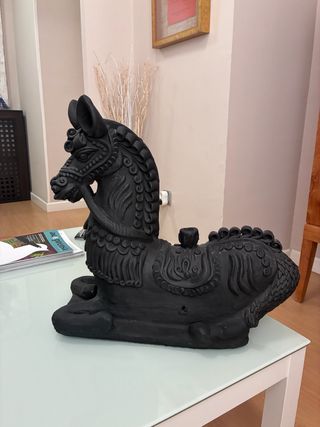 Escultura caballo terracota negro