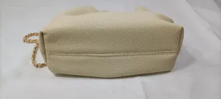 Bolso Beige con Cadena Dorada