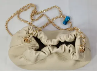 Bolso Beige con Cadena Dorada