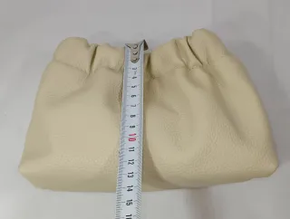 Bolso Beige con Cadena Dorada