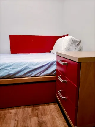 Dormitorio cama nido juvenil roja y dos cajoneras
