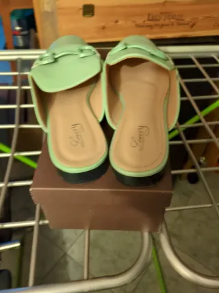 Pantofole verdi con fibbia