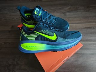 Nike Vomero 18 a estrenar, talla 43