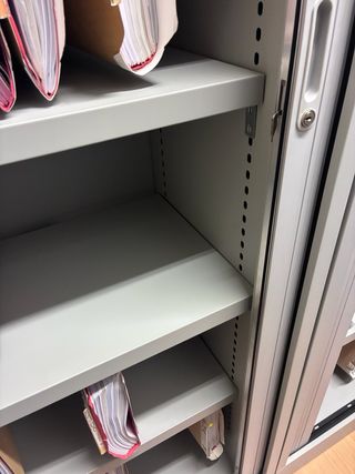 Armario de oficina metálico gris