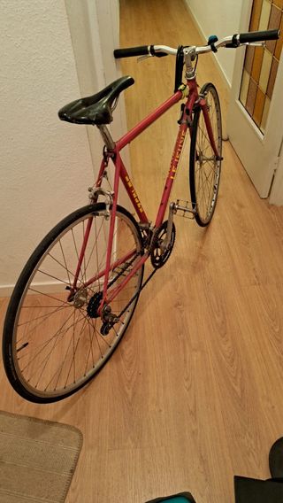 Bicicleta de carretera LEJEUNE roja