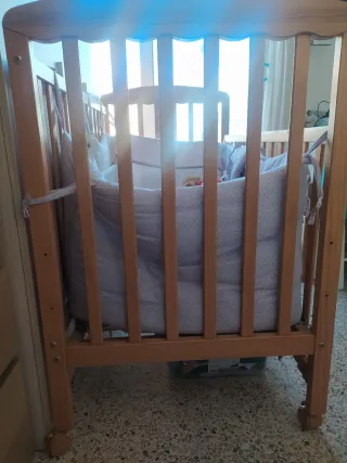 Cuna de madera para bebé