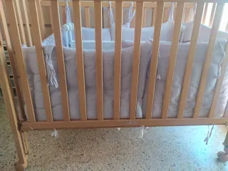 Cuna de madera para bebé
