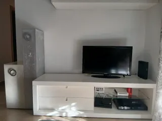 Mueble TV blanco y gris con cristal