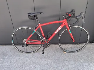 Bicicleta de carretera roja VRC