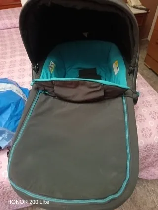 Carrito de bebé azul y marrón