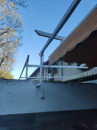 Pérgola aluminio blanca y naranja
