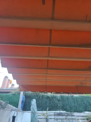 Pérgola aluminio blanca y naranja