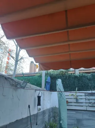 Pérgola aluminio blanca y naranja