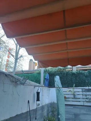 Pérgola aluminio blanca y naranja