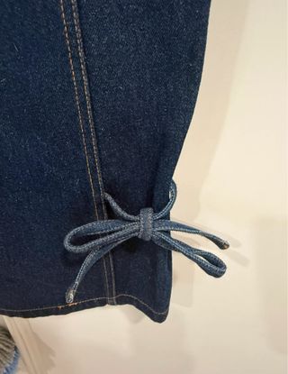Vaqueros azules con lazo