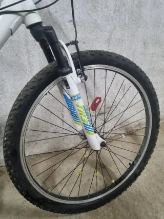 Bicicleta adolescente blanca