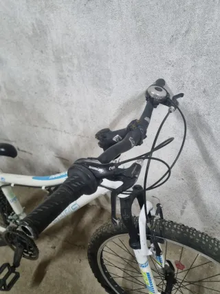 Bicicleta adolescente blanca