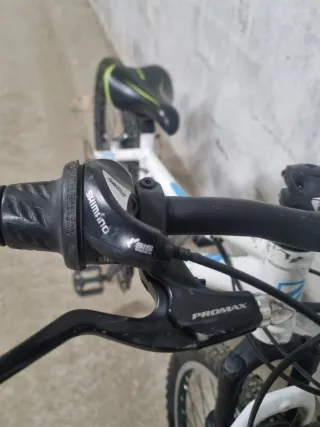 Bicicleta adolescente blanca