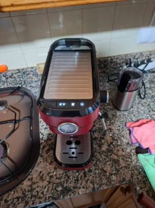 Cafetera Cecotec Cafelizzia Roja