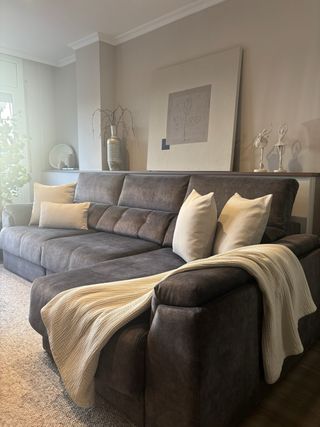 Sofá modular gris y beige de tela