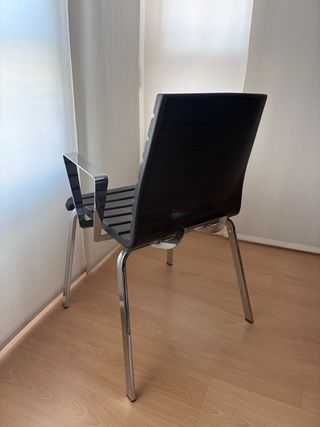 Silla moderna negra y plateada