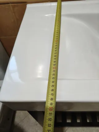 Lavabo de cerámica con mueble de madera