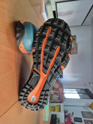 Zapatillas Trail Running Naranja y Turquesa