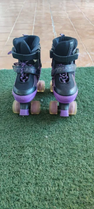 Patines infantiles morados y negros