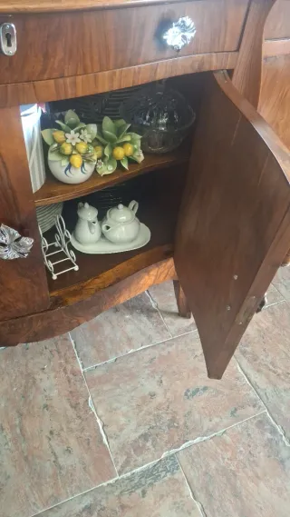 Credenza in legno con piano in marmo