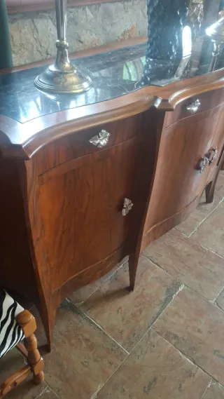 Credenza in legno con piano in marmo
