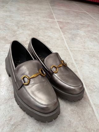 Mocasines dorados y plateados con hebilla