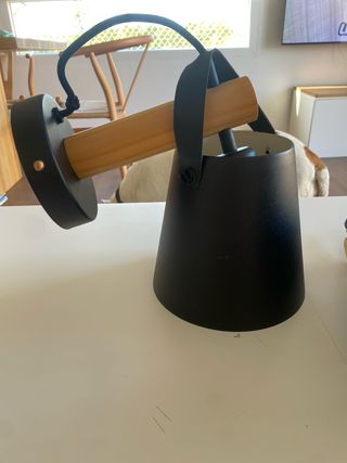 Apliques de pared negros, madera y cuero.