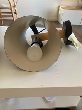 Apliques de pared negros, madera y cuero.