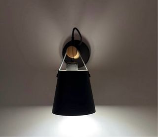 Apliques de pared negros, madera y cuero.