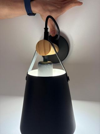 Apliques de pared negros, madera y cuero.