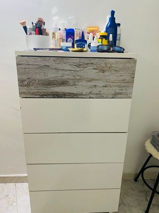 Habitación completa: cama, mesitas y cabecero